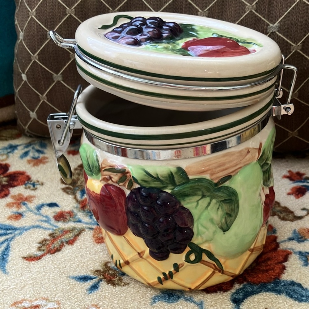 VINTAGE 6.5” GOURMET HOME ACCENTS RAISED FRUITS CERAMIC CANISTER food seal